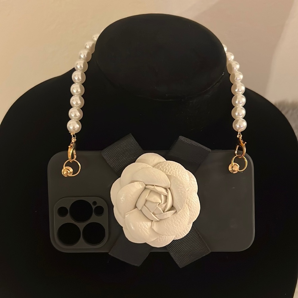 IPhone 13 Pro Camellia Pearl Bracelet Chain
Liquid Silicone Phone Case